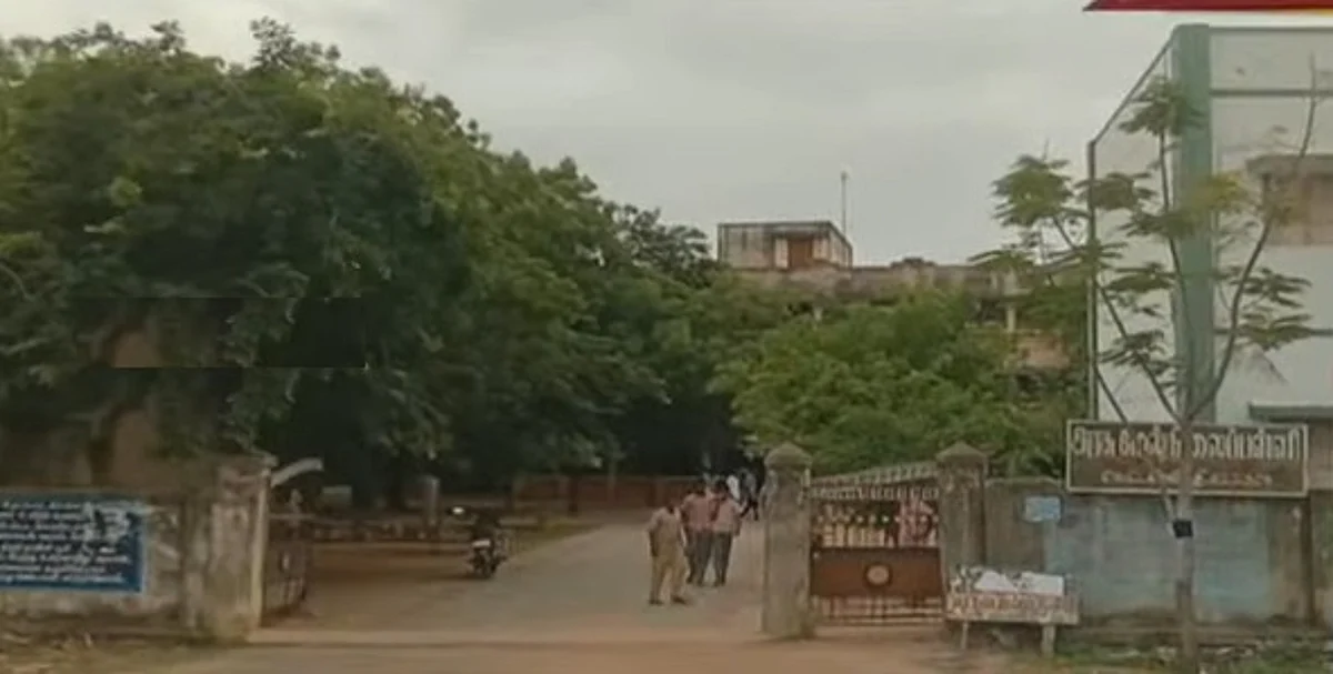 பள்ளியிலேயே ஆசிரியர்கள் கட்டிப்புரண்டு சண்டை... தெறித்து ஓடிய மாணவர்கள்: அதிரடி காட்டிய அதிகாரி