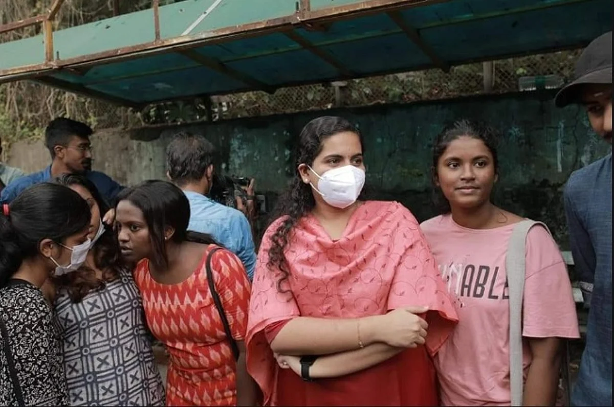 களத்திற்கு வந்த மேயர் ஆர்யா ராஜேந்திரன்