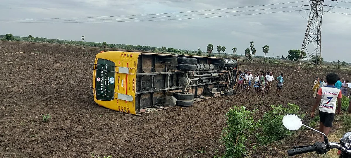 கவிழ்ந்து கிடக்கும் பேருந்து