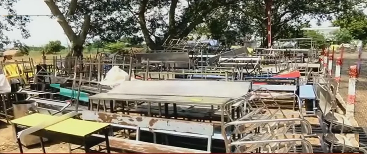 சாலையில் கொண்டு வந்து போடப்பட்டிருக்கும் பள்ளியின் பொருட்கள்