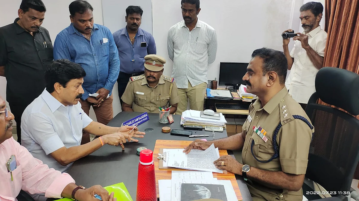 `விலை உயர்ந்த பொருட்களை ஓபிஎஸ் திருடிச் சென்றுவிட்டார்'- காவல்நிலையத்தில் சி.வி.சண்முகம் புகார்
