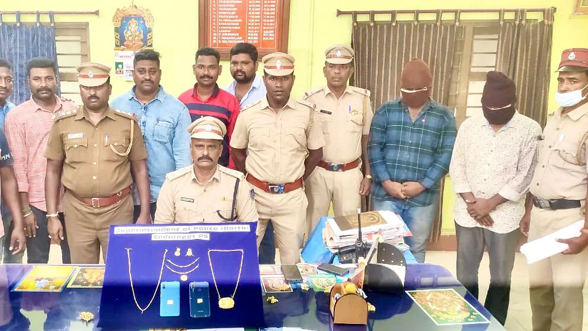 குற்றவாளிகளுடன் புதுச்சேரி போலீஸார்