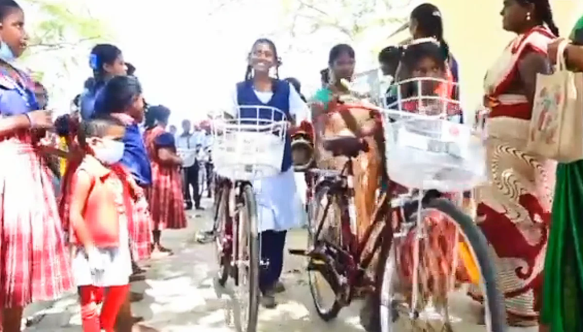 கல்வி சீர்வரிசை வழங்கிய கிராம மக்கள்