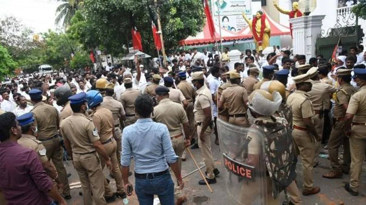 சென்னையில் அதிமுகவினர் கலவரம்: வீடியோ பதிவுகளை வைத்து ஓபிஎஸ், ஈபிஎஸ் ஆதரவாளர்கள் 60 பேருக்கு சம்மன்