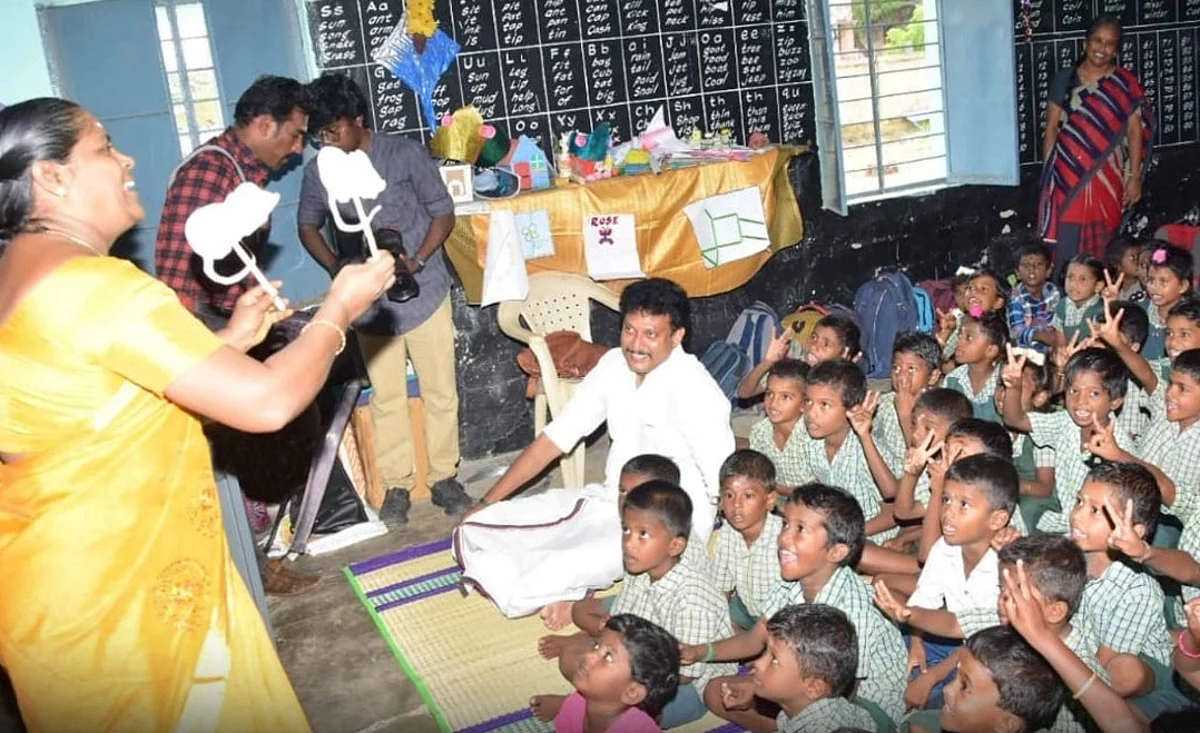 மாணவர்களுடன் அமர்ந்து பாடம் கவனித்த அமைச்சர்