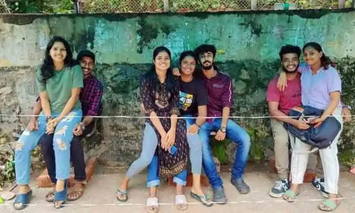 மாணவர்கள் மடியில் அமர்ந்து நூதனப் போராட்டம்: கேரள மாணவிகள் அதிரடி!