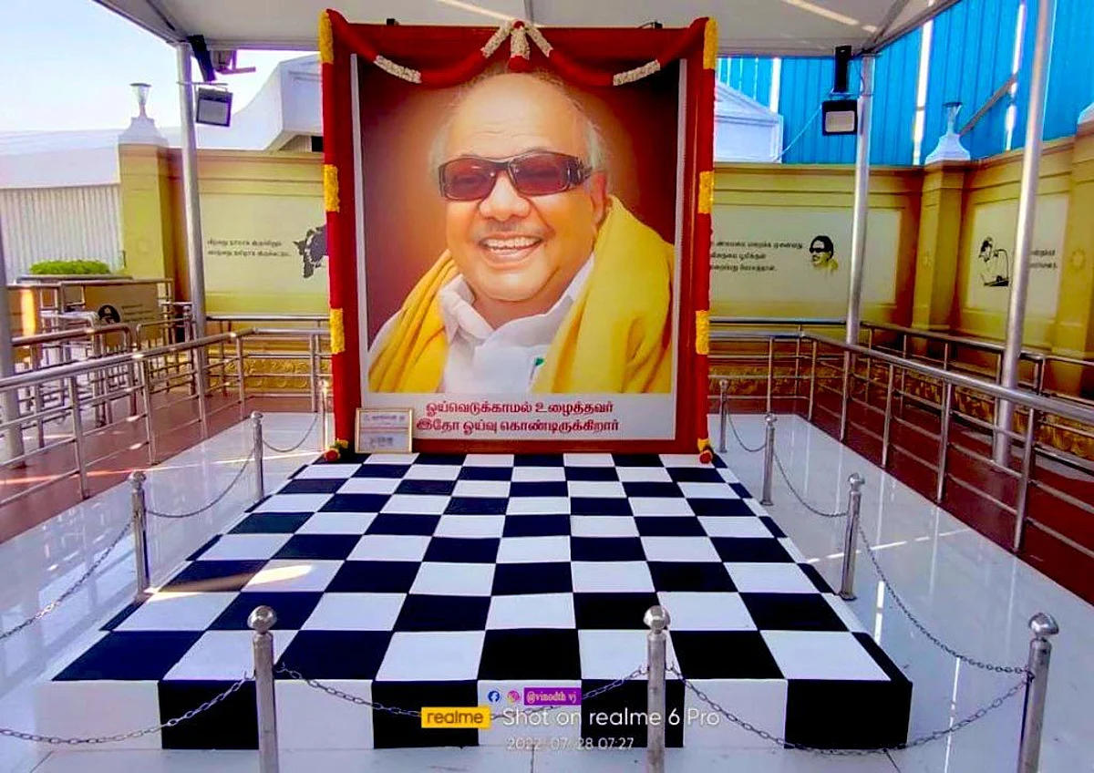 செஸ் விளையாட்டுக் கள உருவில் அலங்கரிக்கப்பட்ட கருணாநிதி நினைவிடம்!
