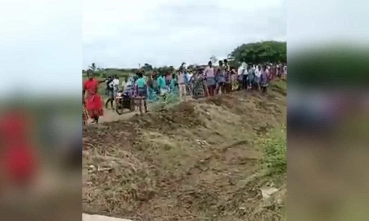 மோதிக்கொண்ட கிராம மக்கள்