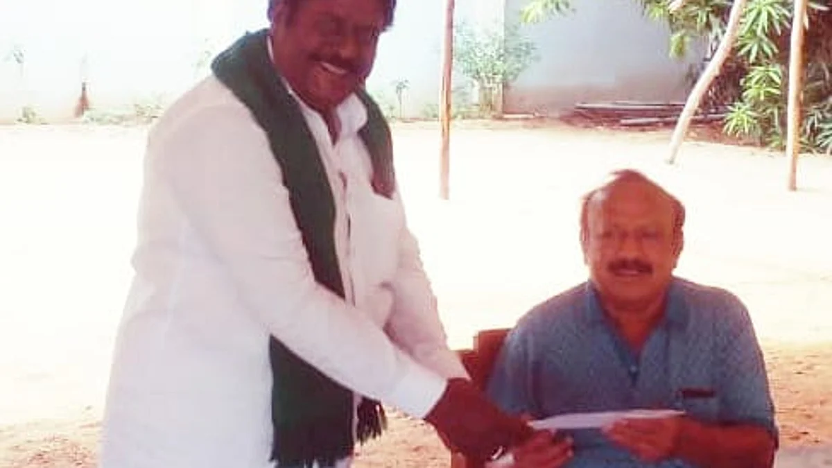 வேளாண் துறை அமைச்சரிடம் மனு அளிக்கும் கோபிகணேசன்