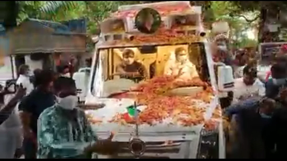 பிரச்சார வாகனத்தில் புறப்பட்ட ஈபிஎஸ்