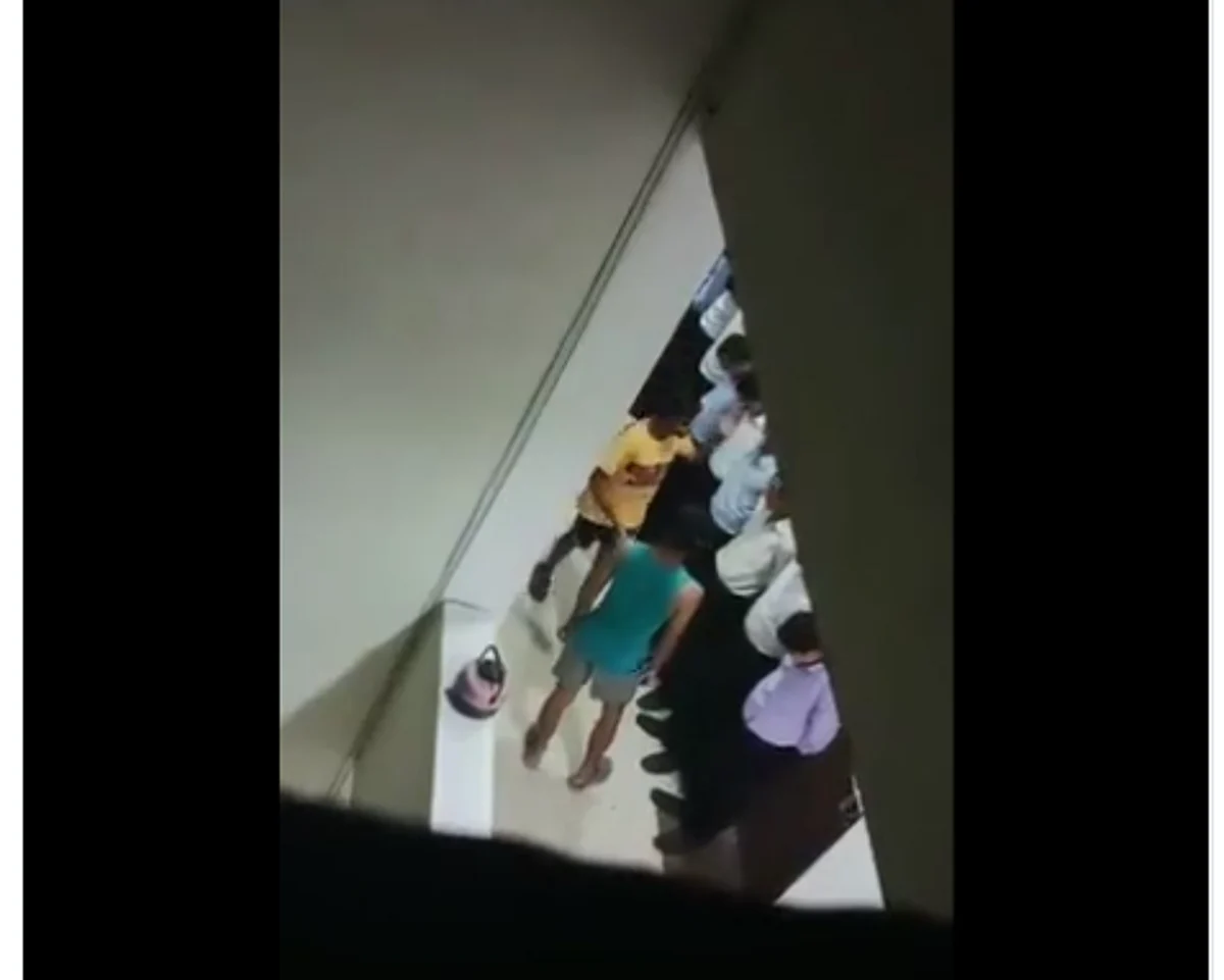 தலை கவிழ்ந்தபடி நிற்கும் ஜூனியர்கள்; கொடுமைப்படுத்தும் சீனியர்கள்: வைரல் ராகிங் வீடியோ
