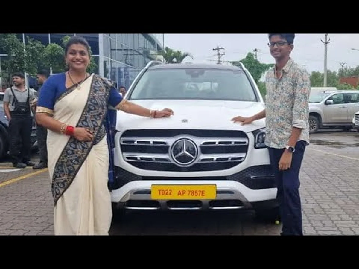 மகனுக்கு சொகுசு கார் பரிசளித்த நடிகை ரோஜா: விளாசித் தள்ளும் ரசிகர்கள்