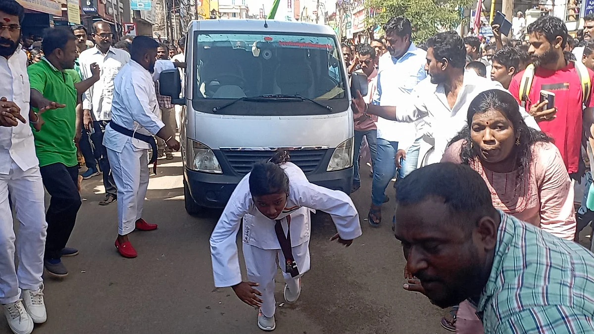 தலை முடியால் கட்டி காரை இழுக்கும் மாணவி