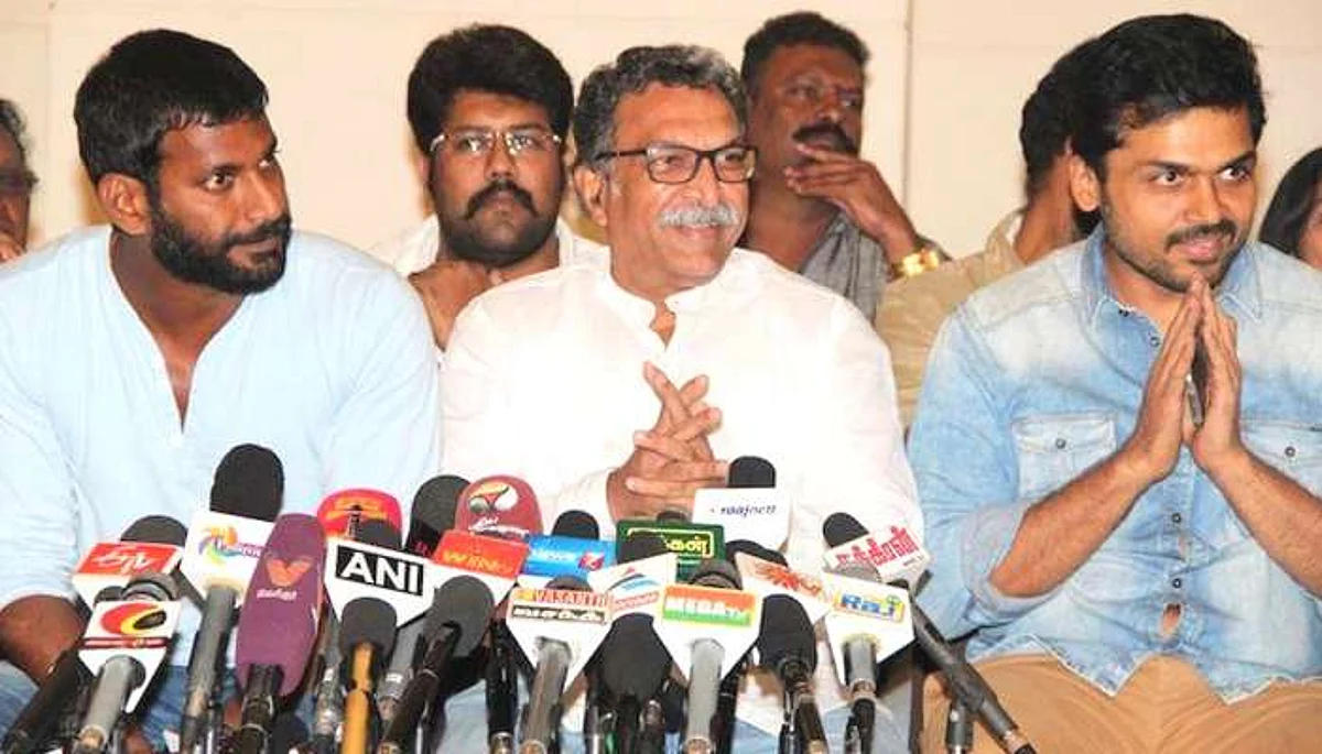 நடிகர் விஷால், கார்த்தி, நாசருக்கு வாட்ஸ் அப்பில் கொலைமிரட்டல்: நடிகர் சங்கத்தில் பரபரப்பு