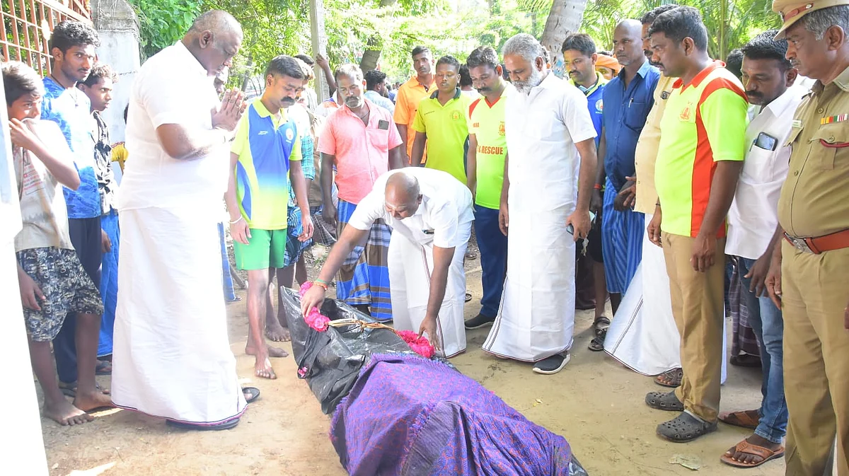 நேரில் சென்று அஞ்சலி செலுத்திய ஆர். பி. உதயகுமார்