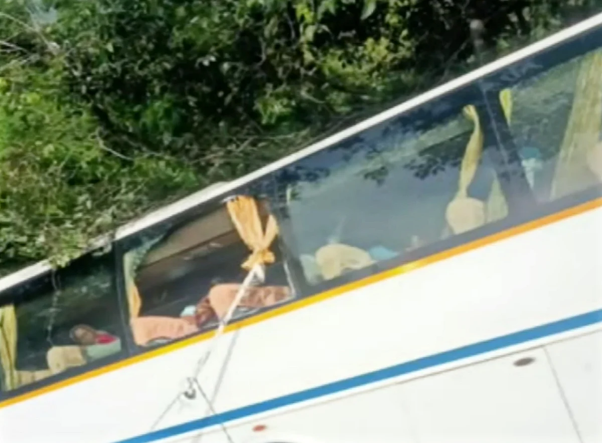 கவிழ்ந்த பேருந்து