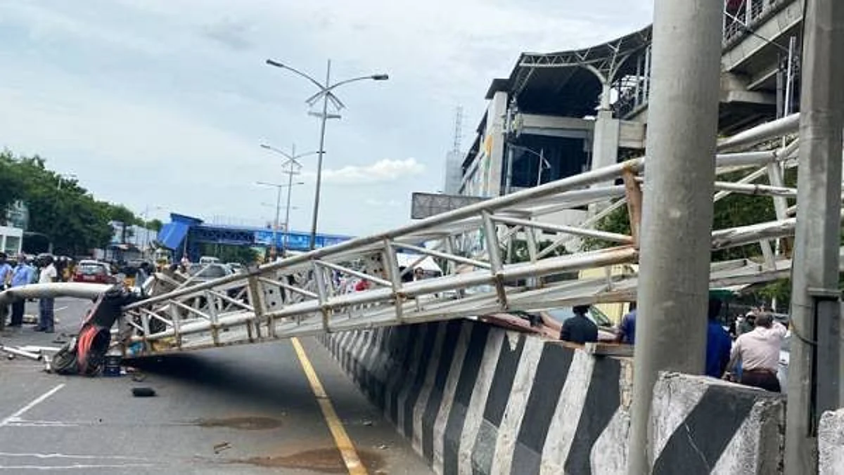 சரிந்து விழுந்த வழிகாட்டிப் பலகை: சாலையில் சென்றவர்கள் படுகாயம்
