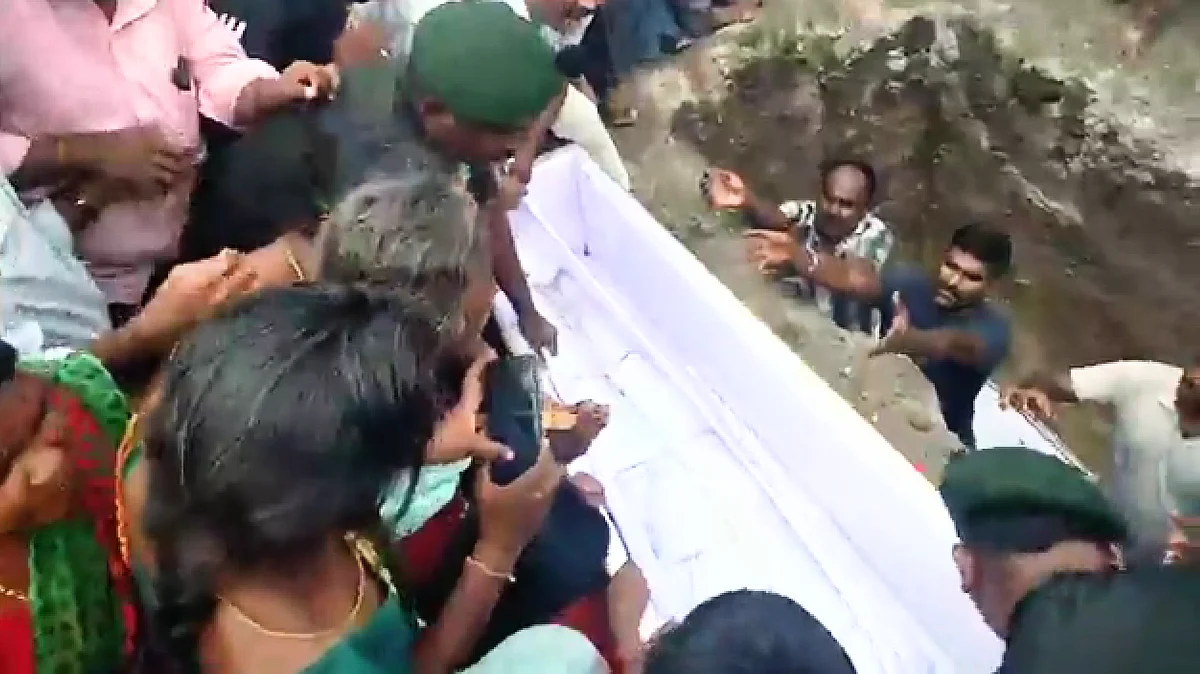 அடக்கம் செய்யப்பட்ட ராணுவ வீரர்