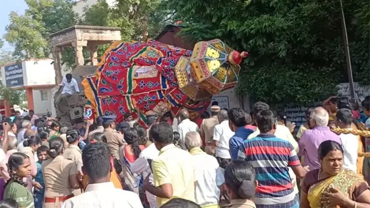 கவிழ்ந்து கிடக்கும் பிரகதாம்பாள் தேர்