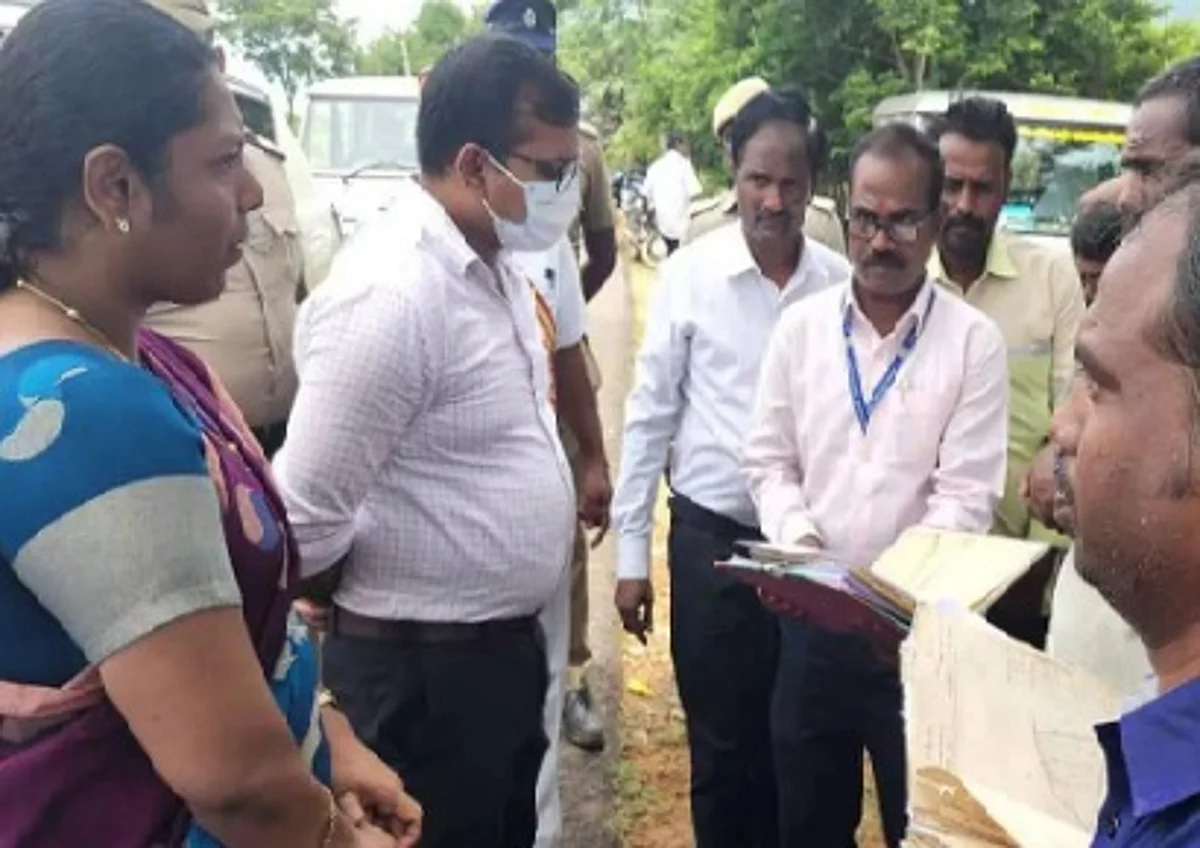 காலில் விழுந்து மனு கொடுத்த விவசாயி: நேரில் சென்று விசாரணை நடத்திய மாவட்ட ஆட்சியர்!
