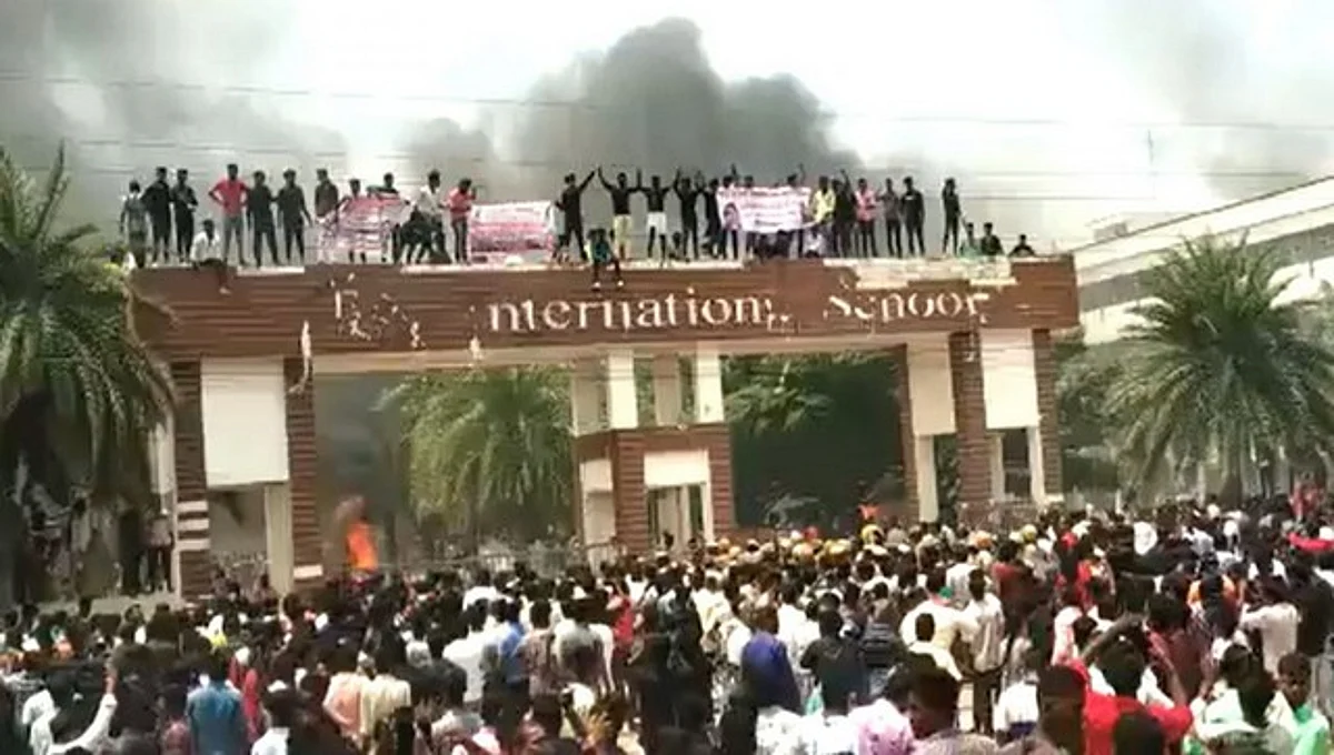 சிறைக்குள் ஆசிரியை கிருத்திகாவை மிரட்டும் கள்ளக்குறிச்சி பள்ளி செயலாளர்: வேறு சிறைக்கு மாற்றக் கோரி வழக்கு