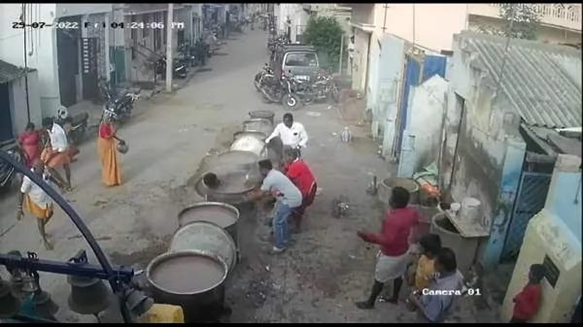 கொதிக்கும் கூழ் அண்டாவிற்குள் விழுந்த நபர்
