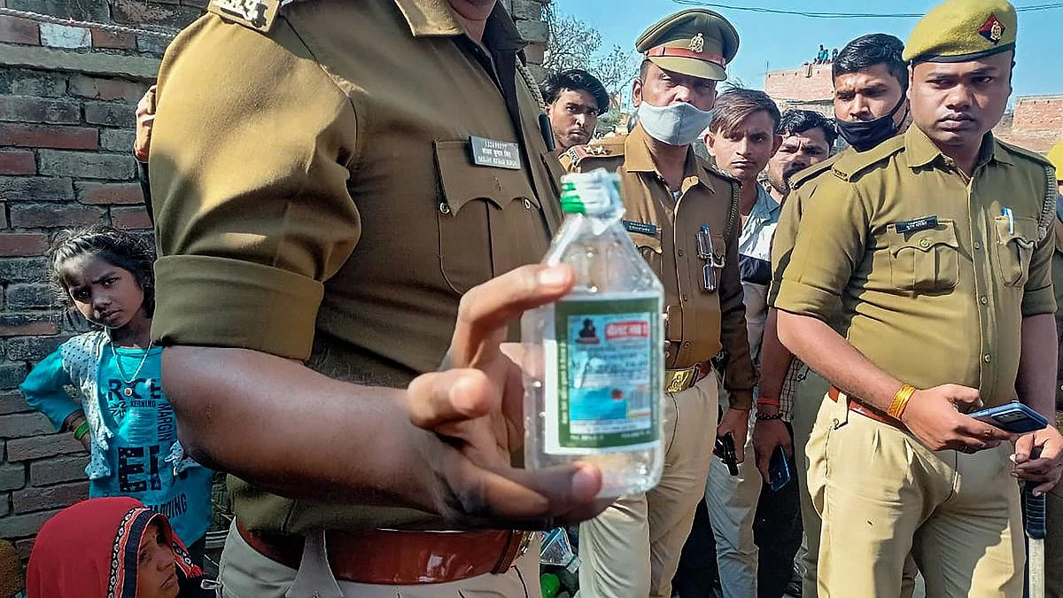 பிஹாரில் கைப்பற்றப்பட்ட கள்ளச்சாராயம்