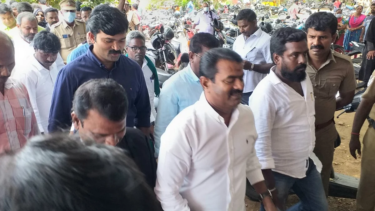 நீதிமன்றத்துக்கு வந்த சீமான்