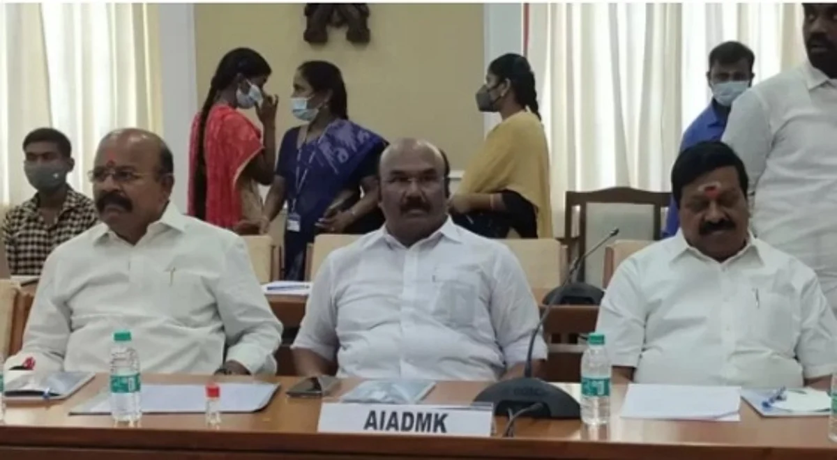 ஓபிஎஸ் ஆதரவாளர் குண்டுக் கட்டாக வெளியேற்றம்: தேர்தல் ஆணைய கூட்டத்தில் பரபரப்பு