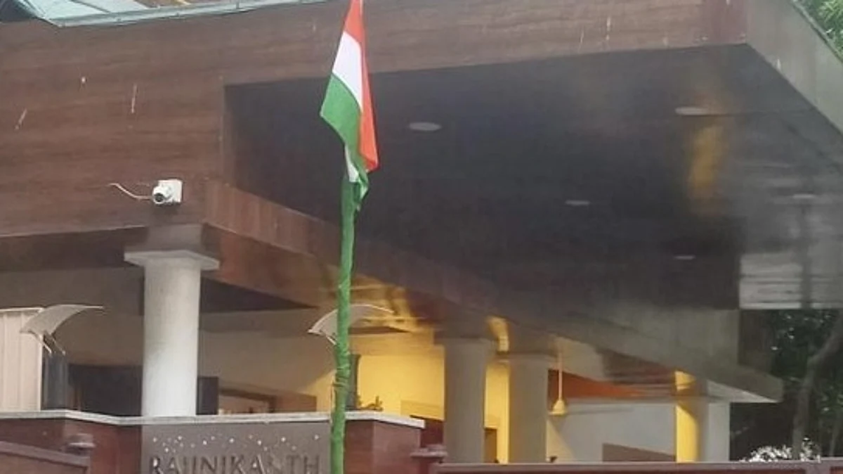 போயஸ் கார்டன் இல்லத்தில் தேசியக்கொடியை ஏற்றினார் ரஜினி!