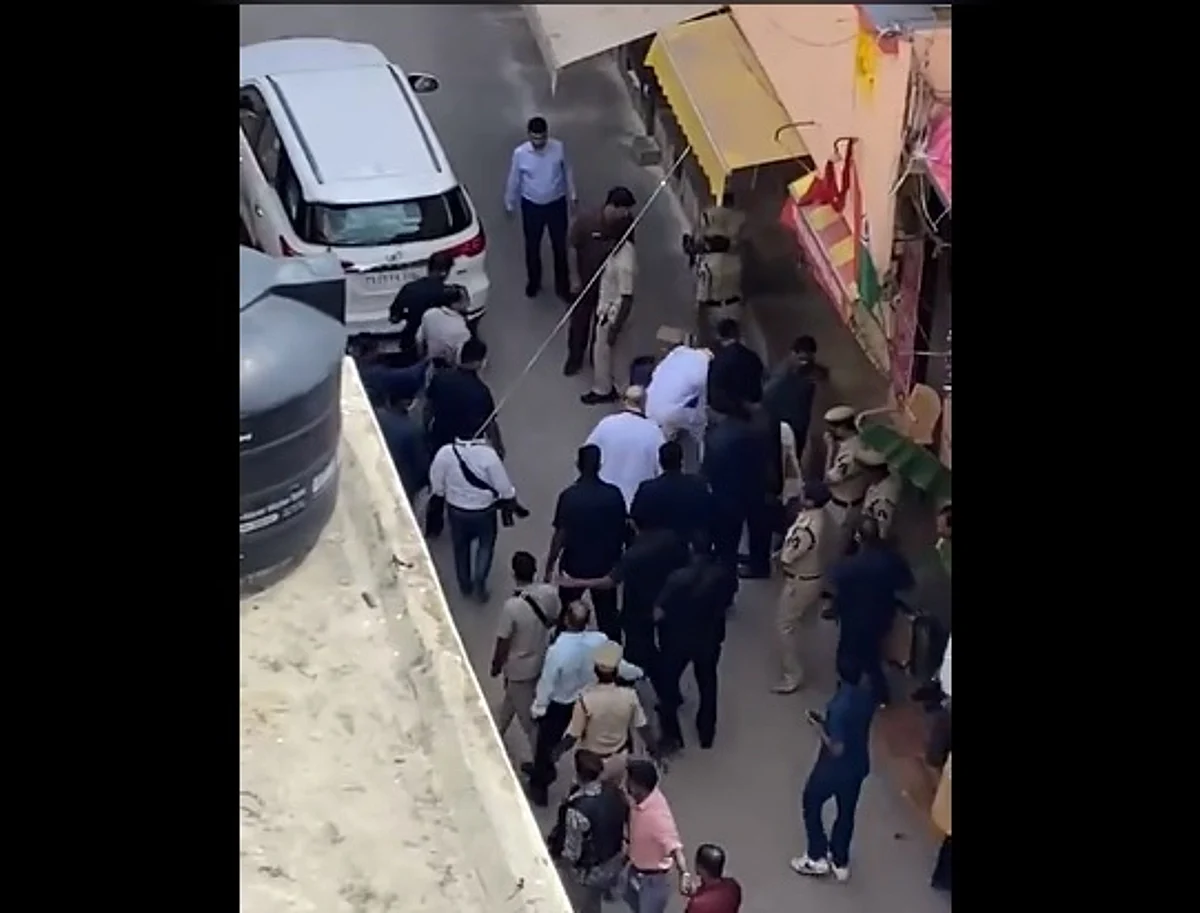 அமித் ஷா செருப்பை கையால் எடுத்துக் கொடுத்த பாஜக தலைவர்: வெடித்தது சர்ச்சை