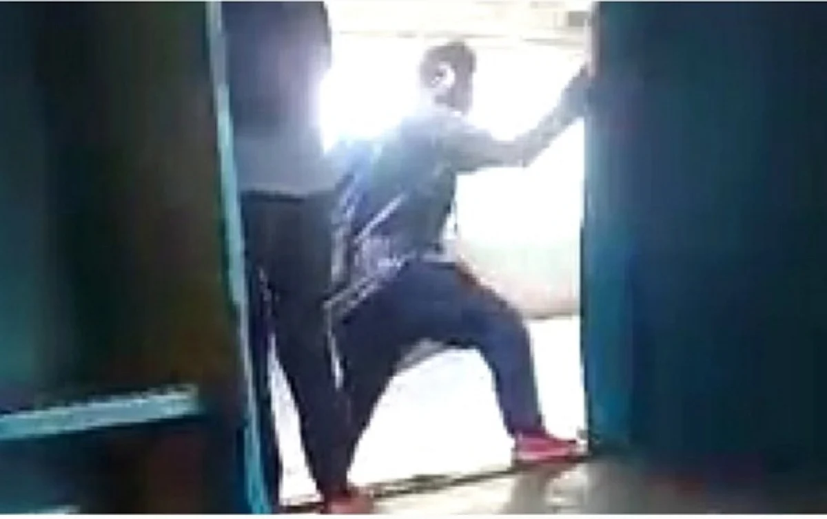 என்னம்மா இப்படி பண்றீங்களேம்மா; ரயிலில் ஆபத்தான முறையில் பயணம் செய்த பள்ளி மாணவி: வைரலாகும் வீடியோ