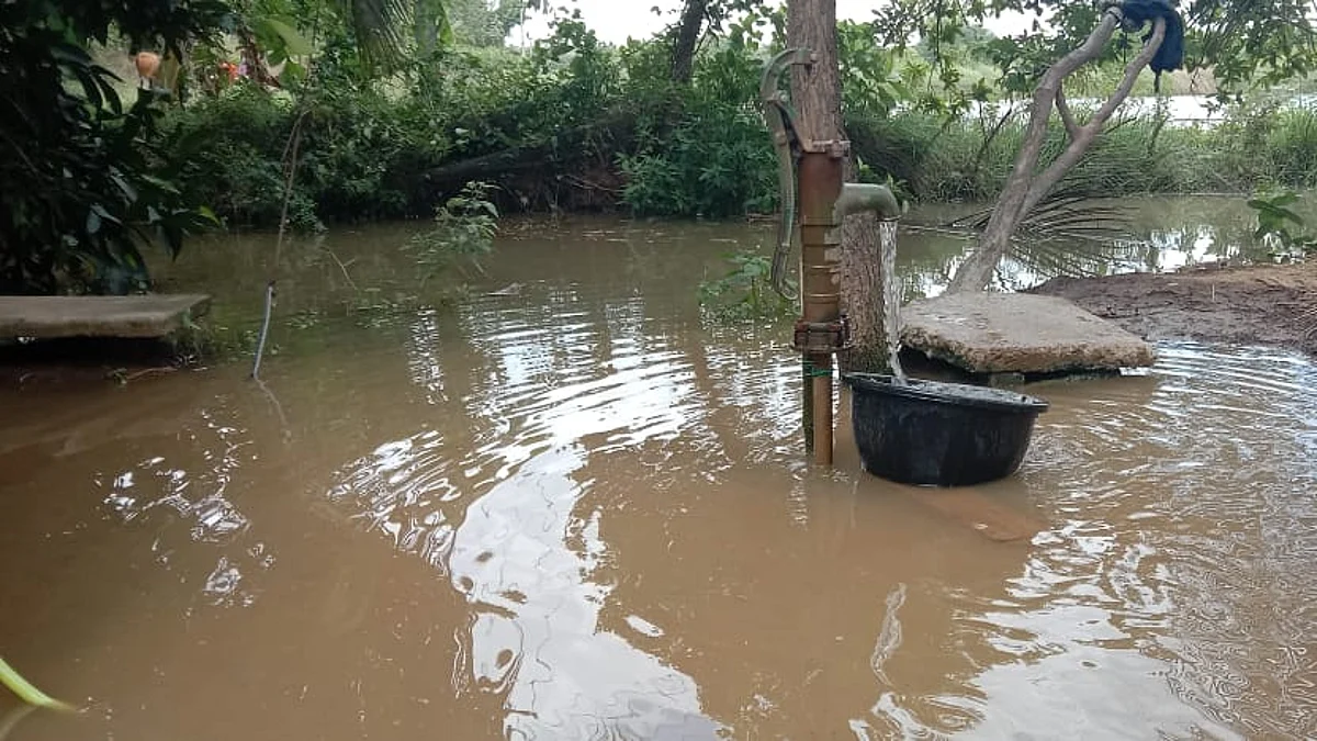 அடிப்பம்பில் கொட்டும் நீர்