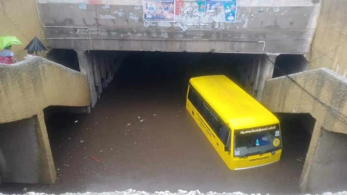 கனமழையால் குளமான ரயில்வே சுரங்கப்பாதை; சிக்கிய பள்ளி வாகனம்: அலறித்துடித்த குழந்தைகளால் அதிர்ச்சி