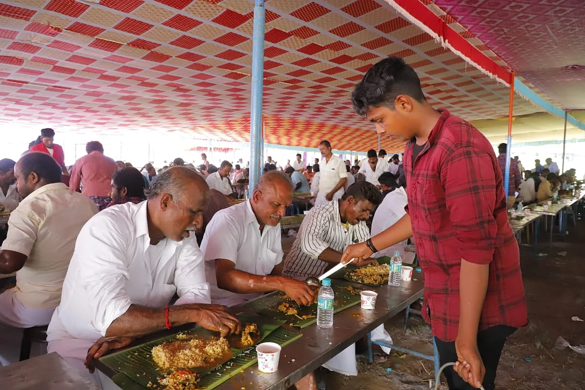 உணவு பரிமாறப் படுகிறது
