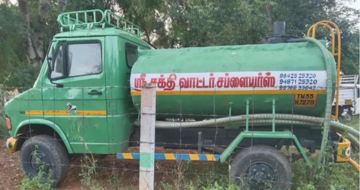 சாலையோரத்தில் விளையாடிக் கொண்டிருந்த சிறுவர்கள்; திடீரென நகர்ந்து சென்ற தண்ணீர் லாரி: கோயில் முன்பு நடந்த விபரீதம்!