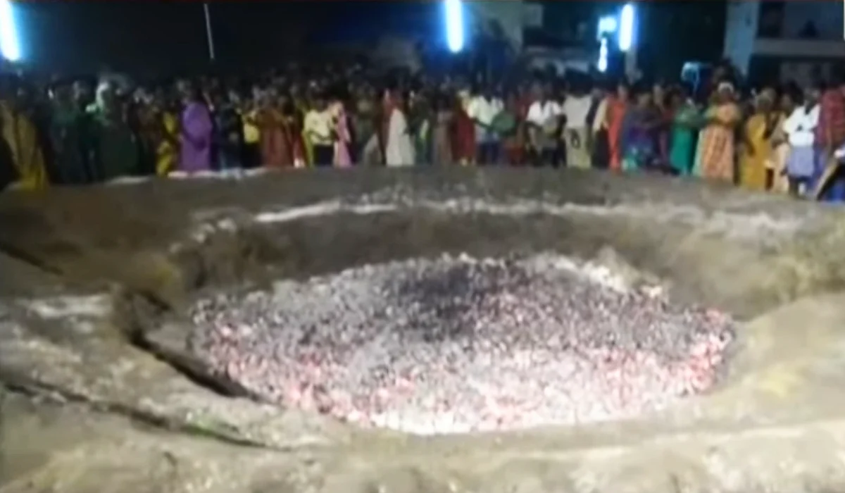 திருவிழாவிற்காக தயார் செய்யப்பட்ட பூக்குழி