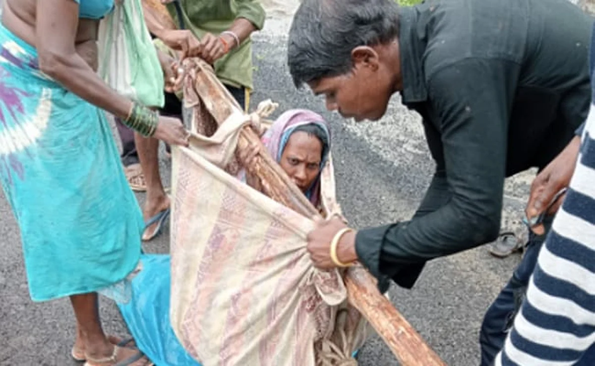 மருத்துவமனைக்குச் செல்ல சாலைவசதி கிடையாது: தாயின் கண்முன்னே இறந்த இரட்டை குழந்தைகள்