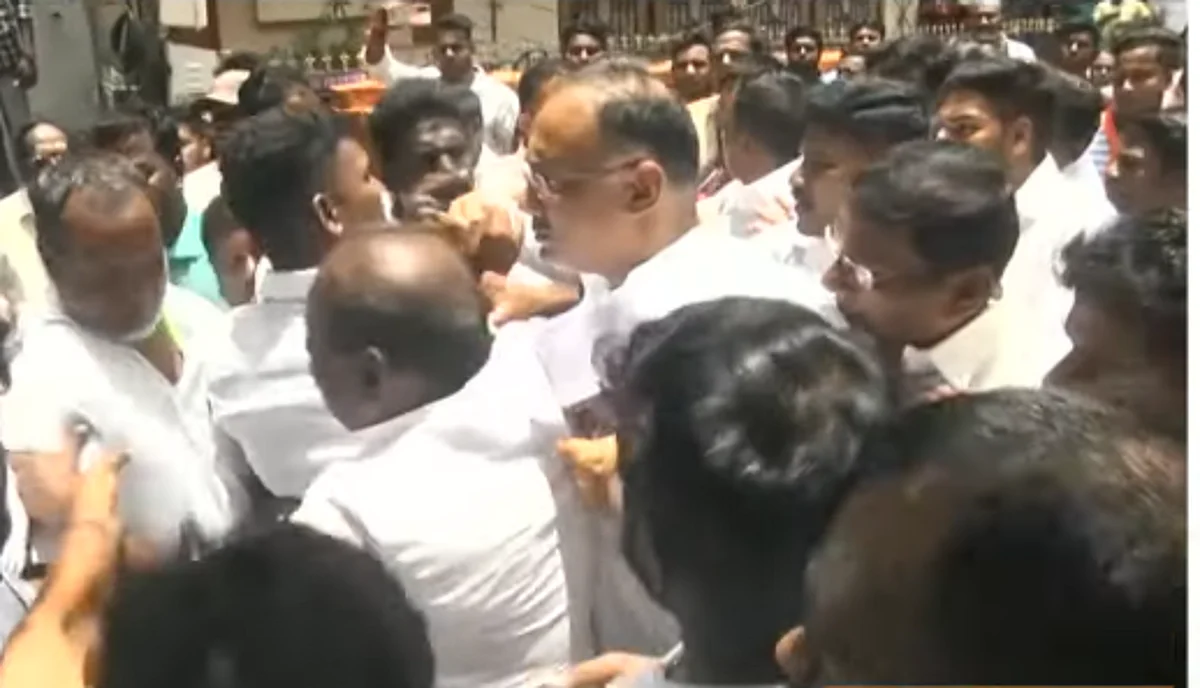 பாதியில் கிளம்பிய நாராயணசாமி; வசமாக சிக்கிய தினேஷ் குண்டு ராவ்: களேபரத்தில் முடிந்த காங்கிரஸ் கூட்டம்!