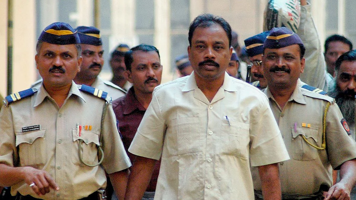 பில்கிஸ் பானு வன்கொடுமை வழக்கு: விடுதலையானவர்களுக்கு இனிப்பு பரிமாறிக் கொண்டாட்டம்!