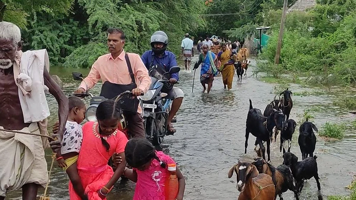 முதலைமேடு திட்டு கிராமத்தில் இருந்து வெளியேறும் மக்கள்
