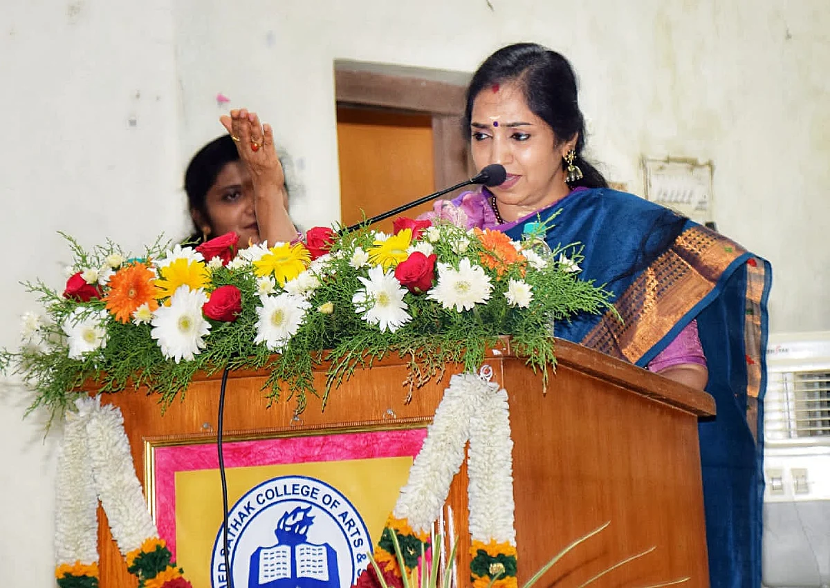 எழுத்தாளர் சல்மான் ருஷ்டி மீது தாக்குதல்: தமிழச்சி தங்கப்பாண்டியன் அதிர்ச்சி