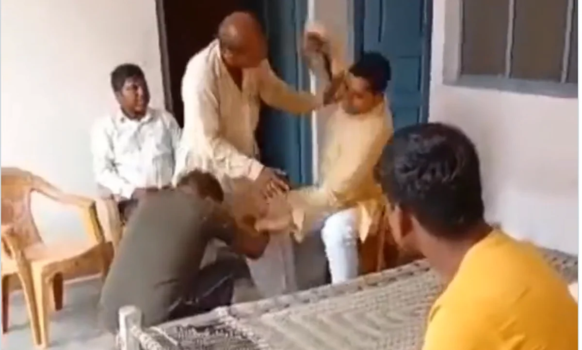 பட்டியலின இளைஞரை செருப்பால் அடித்த கிராமத்தலைவர்கள்: வெளியானது அதிர்ச்சி வீடியோ!