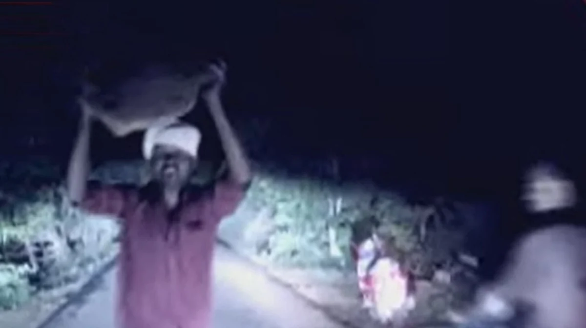 இரவில் வங்கி அதிகாரிக்கு உயிர் பயம் காட்டிய போலீஸ்காரர்கள்: அதிர்ச்சி வீடியோ