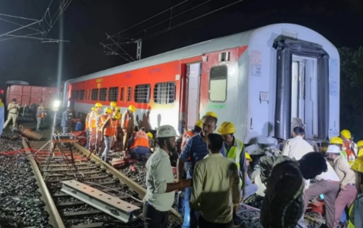 பயணிகள் ரயிலோடு சரக்கு ரயில் நேருக்கு நேர் மோதல்; தடம் புரண்ட பெட்டிகள்: அதிகாலை நடந்த விபத்தால் பயணிகள் கதி?
