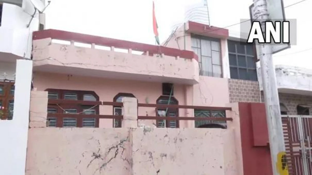 தேசியக்கொடி பறந்த வீடுகளுக்குள் 6 பேரின் சடலங்கள்: கொலையா என போலீஸார் தீவிர விசாரணை