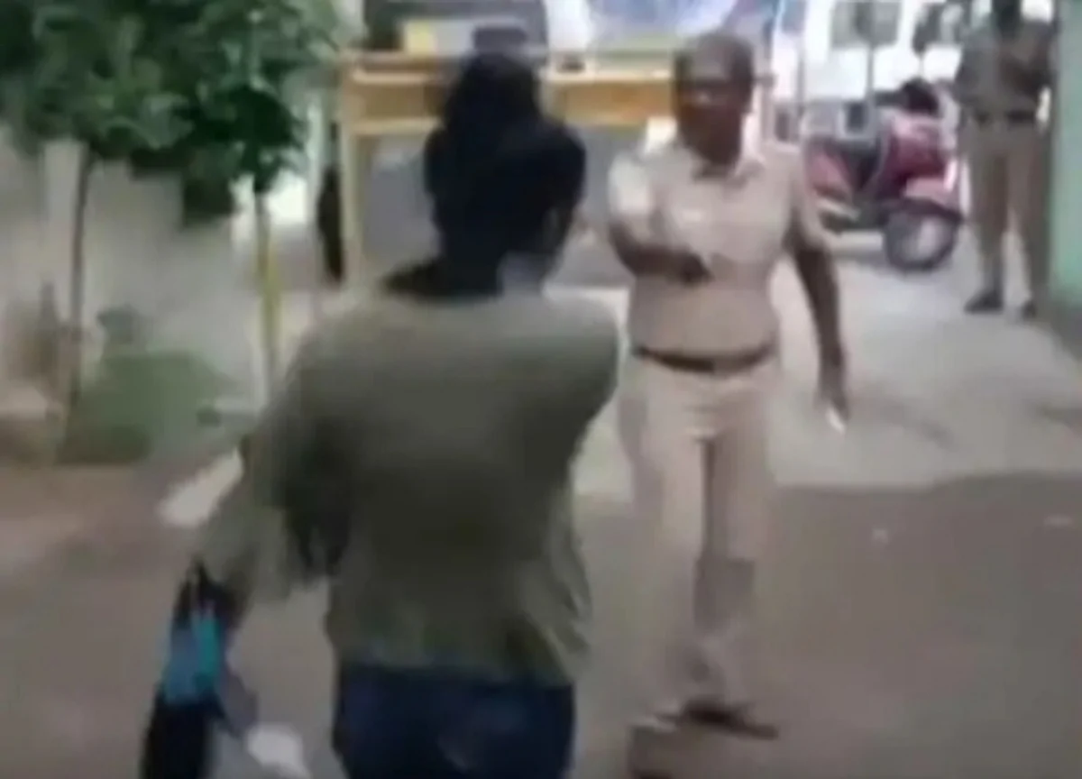 போலீஸ் ஸ்டேனுக்குள் புகுந்து தகராறு செய்த திருநங்கை: வைரலாகும் வீடியோ