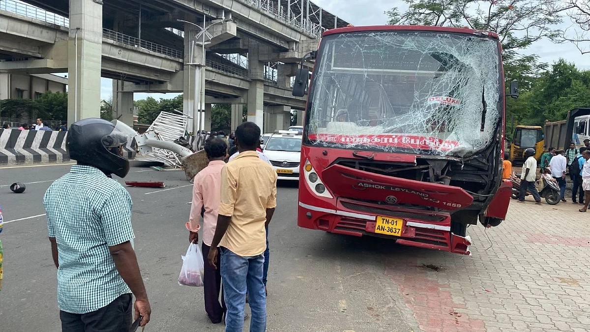 சென்னையில் பெயர் பலகை விழுந்து பறிபோன உயிர்: அரசுப் பேருந்து ஓட்டுநர் கைது