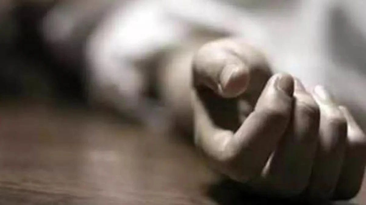 இளம்பெண்ணுடன் காதல்; தாயை சிறை வைத்த போலீஸ்: மனஉளைச்சலால் உயிரை விட்ட வாலிபர்