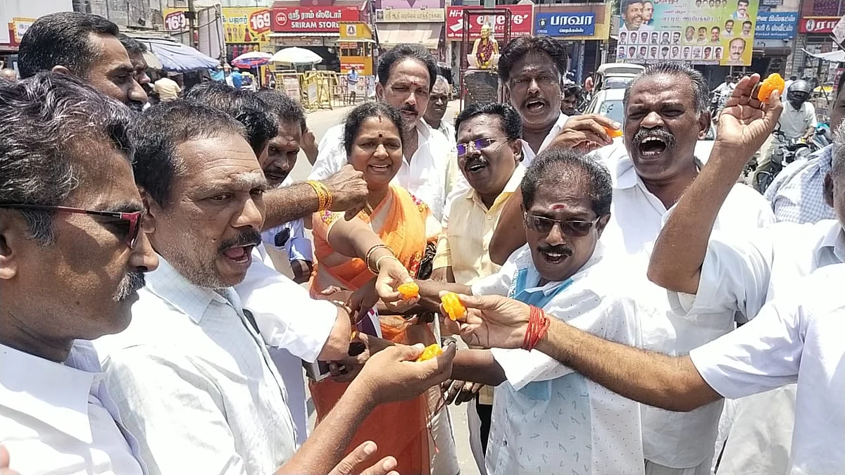 பெரியகுளத்தில் கொண்டாட்டத்தில் ஈடுபட்ட ஓபிஎஸ் ஆதரவாளர்கள்